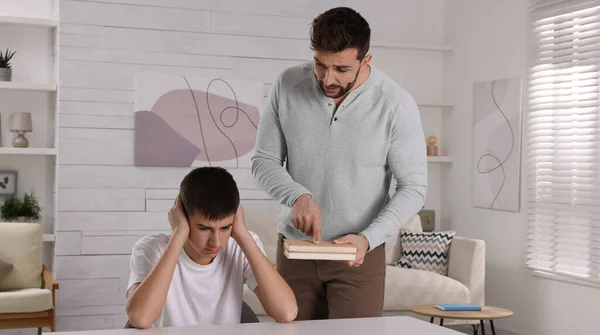 Padre Severo Con Libri Che Rimproverano Suo Figlio Casa Problemi — Foto Stock