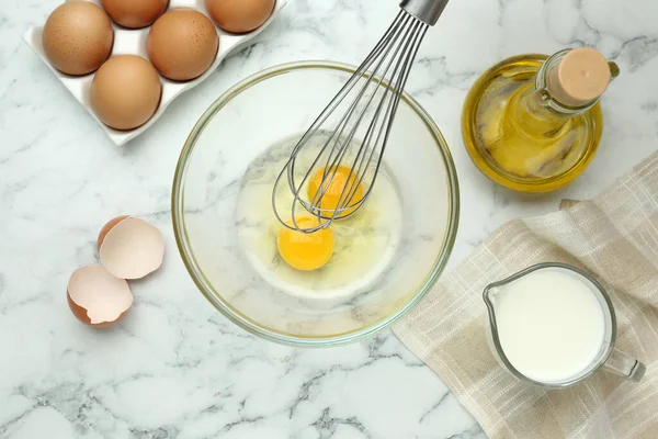 Whisking Ägg Skål Nära Andra Ingredienser Vit Marmor Bord Platt — Stockfoto