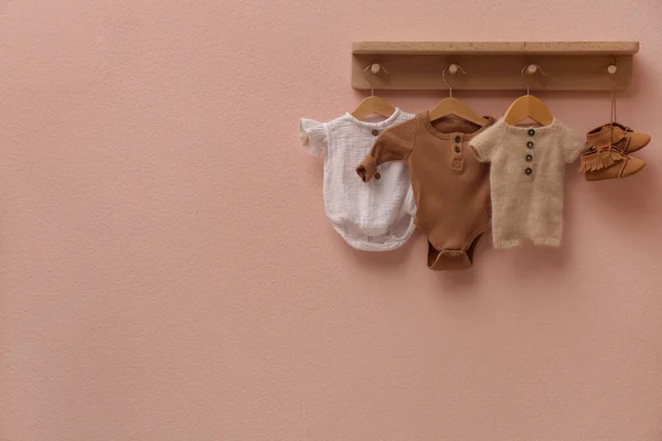 Perchero Madera Con Ropa Bebé Lindo Zapatos Pared Color Rosa —  Fotos de Stock