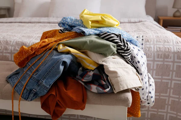 Yatak Odasındaki Bankta Kirli Çamaşırlar Yığını Yöntem Düzenleniyor — Stok fotoğraf