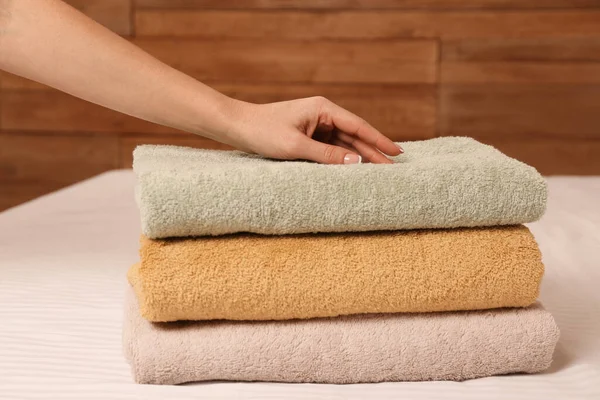 Frau Berührt Weiche Handtücher Auf Dem Bett Nahaufnahme — Stockfoto