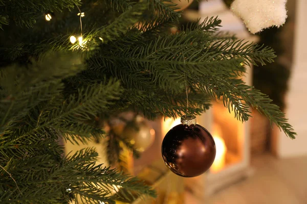 Schöne Christbaumkugeln Und Lichterketten Weihnachtsbaum Nahaufnahme — Stockfoto