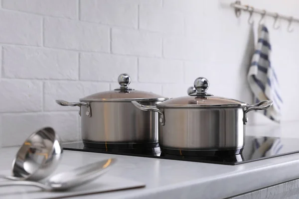 Нові Чисті Горщики Кухонній Плиті — стокове фото