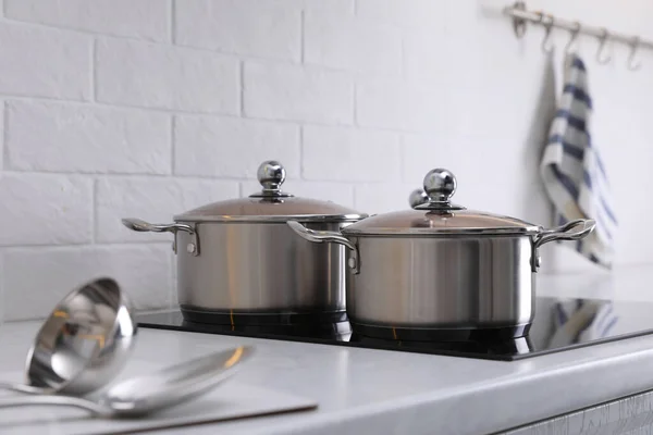 Nouveaux Pots Propres Sur Table Cuisson Dans Cuisine — Photo