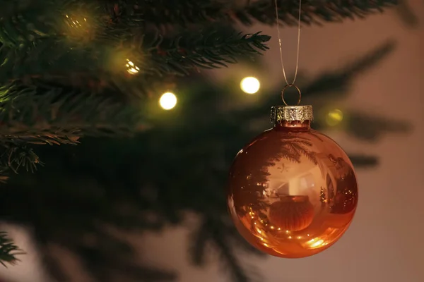Hermosa Chuchería Luces Hadas Árbol Navidad Primer Plano —  Fotos de Stock
