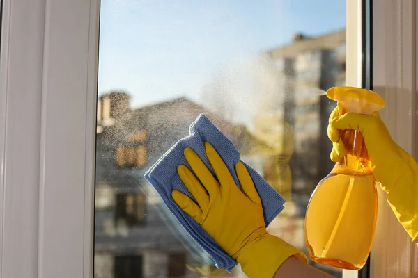 Vidrio Ventana Limpieza Mujer Joven Con Trapo Detergente Casa Primer — Foto de Stock