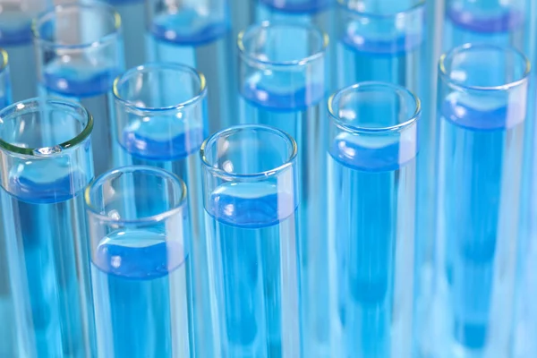 Testbuizen Met Lichtblauwe Reagentia Close Laboratoriumanalyse — Stockfoto