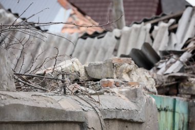 Güçlü bir depremden sonra yıkılmış evin yakın görüntüsü