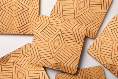 Beyaz zemin üzerinde ahşap bardak altlıkları, düz yatıyordu.