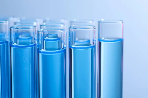 Testbuizen Met Reagentia Lichtblauwe Achtergrond Close Laboratoriumanalyse — Stockfoto
