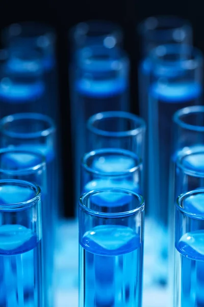 Tesztcsövek Kék Reagensekkel Közelkép Laboratóriumi Elemzés — Stock Fotó