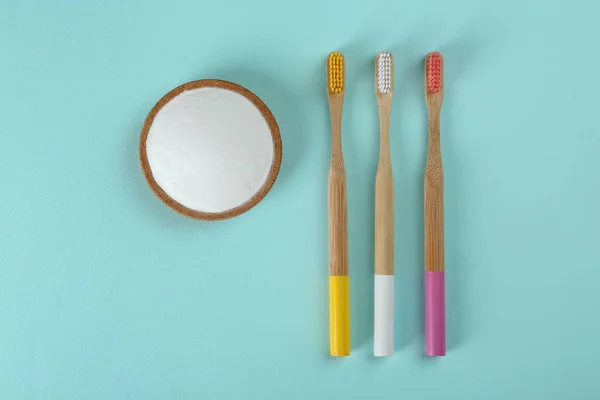 Bambus Zahnbürsten Und Schüssel Backpulver Auf Türkisfarbenem Hintergrund Flach Gelegt — Stockfoto