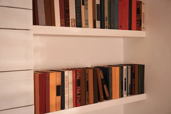 棚に異なる本のコレクション 図書館 — ストック写真