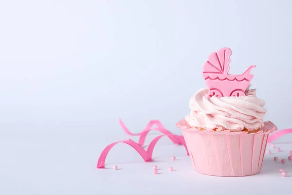 Schön Dekorierte Baby Duschkuchen Mit Rosa Creme Und Mädchen Topper — Stockfoto