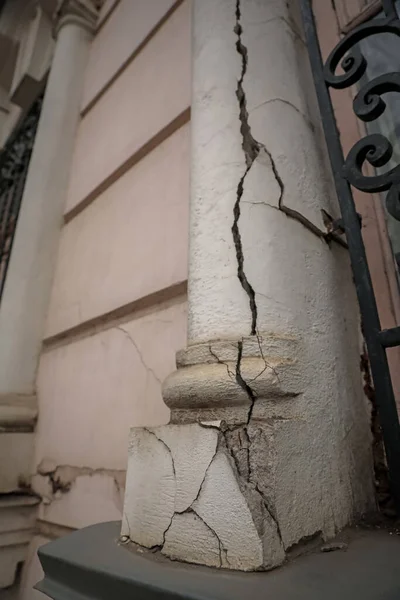 Μεγάλη Ρωγμή Μπροστά Από Κτίριο Μετά Από Ισχυρό Σεισμό — Φωτογραφία Αρχείου