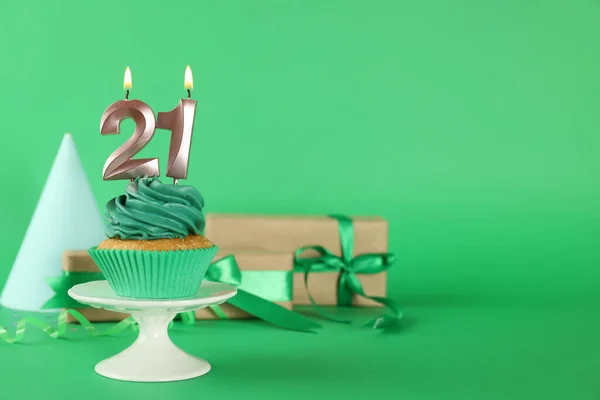 美味的纸杯蛋糕 绿色背景上有数字形状的蜡烛 文字空间 成年派对 21岁生日 — 图库照片