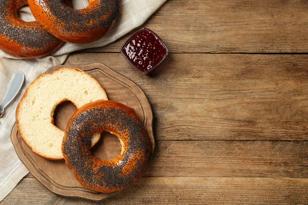 Deliciosos Bagels Frescos Com Sementes Papoila Geléia Mesa Madeira Flat — Fotografia de Stock