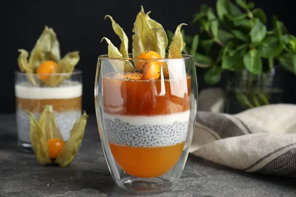 Delicioso Postre Decorado Con Physalis Sobre Mesa Gris — Foto de Stock