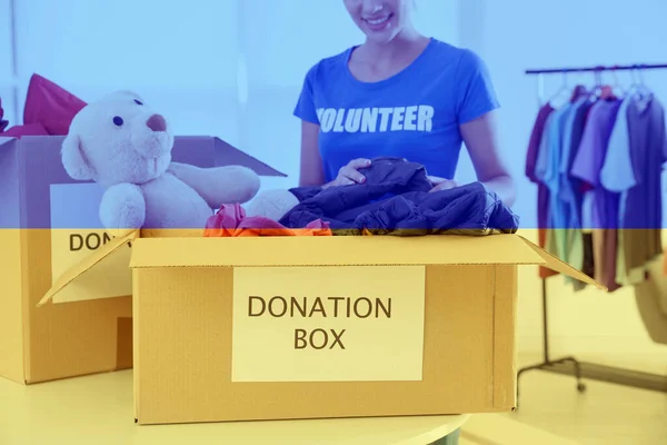 双曝光志愿者包装捐赠箱和乌克兰国旗 战争期间的帮助 — 图库照片