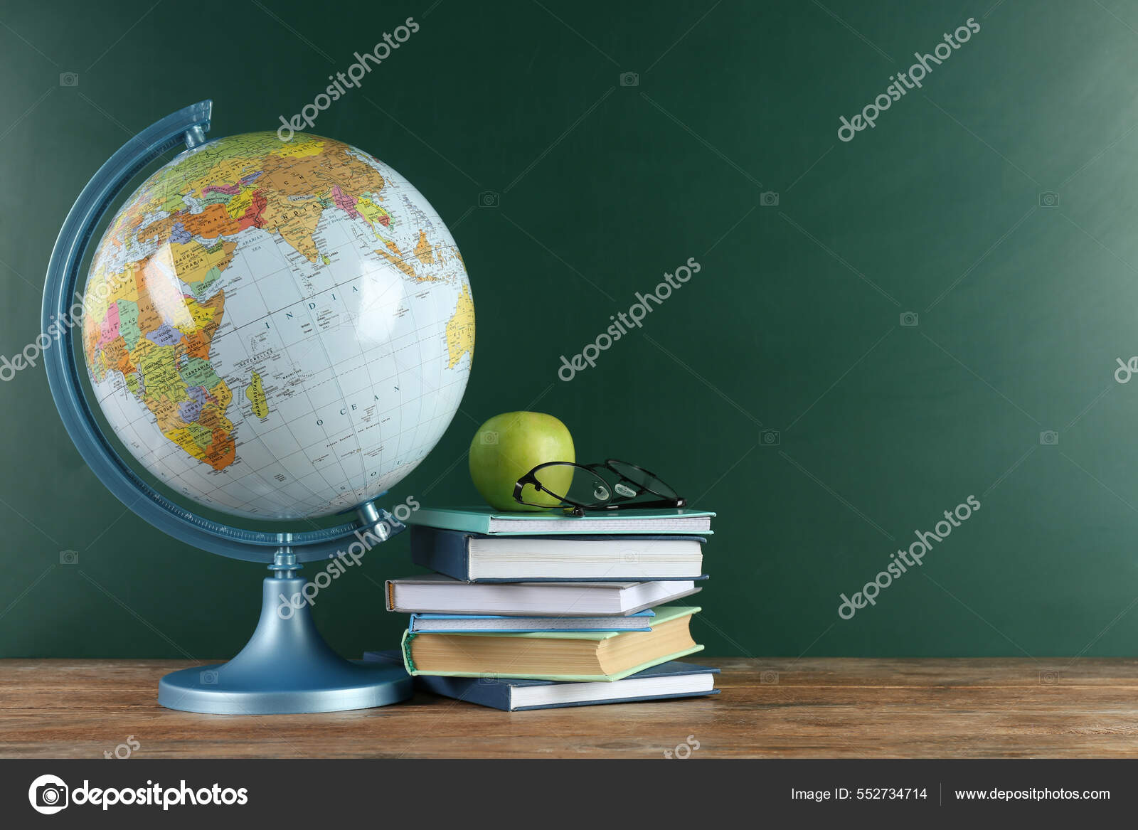 Глобус Книги Очки Яблоко Деревянном Столе Возле Зеленой Доски.