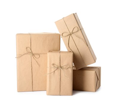 Beyaz arkaplanda kraft kağıdı ve sicimle sarılı paketler