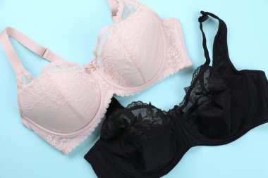 Zarif, açık mavi arka planda büyük beden kadın sütyeni, düz yatıyordu.