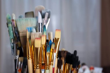 Kapalı alanda birçok farklı boya fırçası, yakın plan. Metin için boşluk