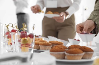 Kahve molasında atıştıran kadın, yakın plan.