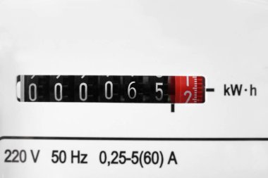 Elektrik sayacının yakın görüntüsü. Ölçüm aygıtı