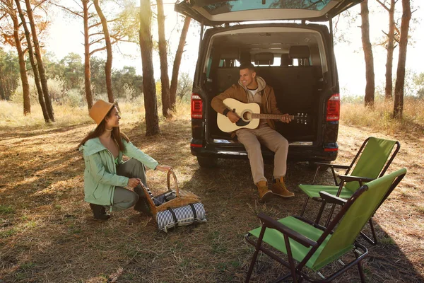 Kamp Alanında Gitar Piknik Sepeti Sandalyeli Bir Çift — Stok fotoğraf