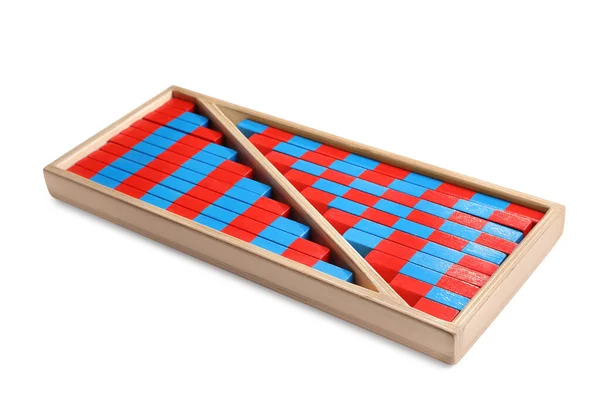 白の上に赤と青の数字の棒で木製の箱 モンテッソーリ数学のおもちゃ — ストック写真