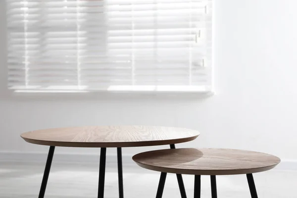 屋里空的木制嵌套桌子 时尚家具 — 图库照片