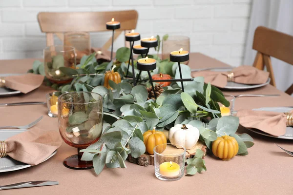 ユーカリの枝やカボチャを屋内で秋のテーブルセッティング — ストック写真