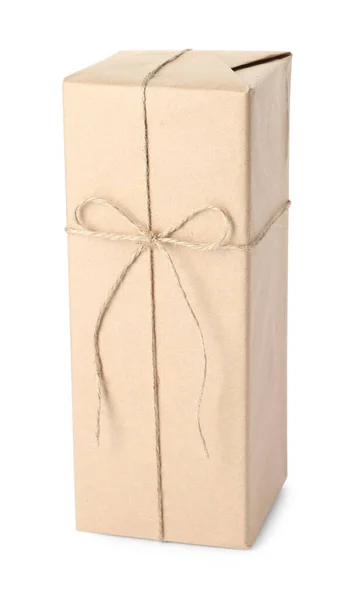 Pacote Embrulhado Com Papel Kraft Cordel Isolado Branco — Fotografia de Stock