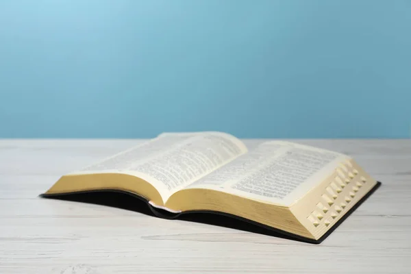 Öppen Bibel Vitt Träbord Mot Turkos Bakgrund Kristen Religiös Bok — Stockfoto