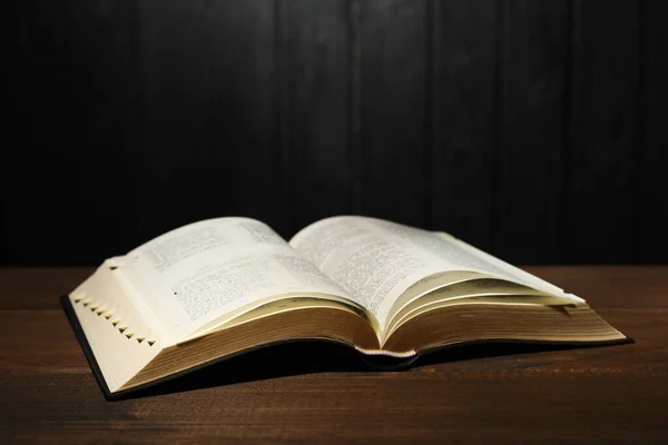 Öppen Bibel Bordet Mot Svart Trä Bakgrund Kristen Religiös Bok — Stockfoto