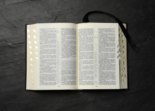 Biblia Aberta Mesa Preta Vista Superior Livro Religioso Cristão — Fotografia de Stock