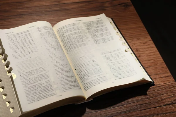 Open Bijbel Houten Tafel Christelijk Religieus Boek — Stockfoto