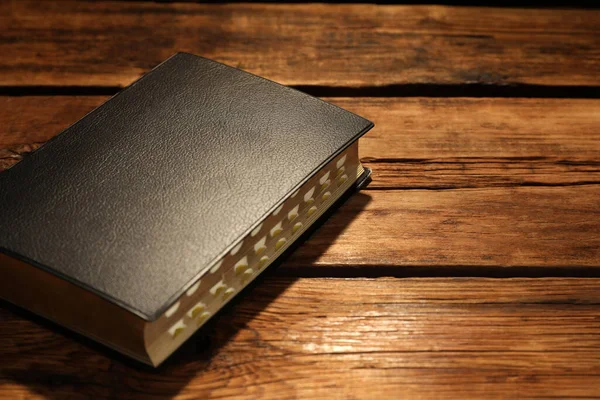 Biblia Sobre Mesa Madera Espacio Para Texto Libro Religioso Cristiano — Foto de Stock
