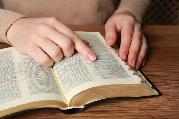 Donna Che Legge Bibbia Tavola Legno Primo Piano — Foto Stock
