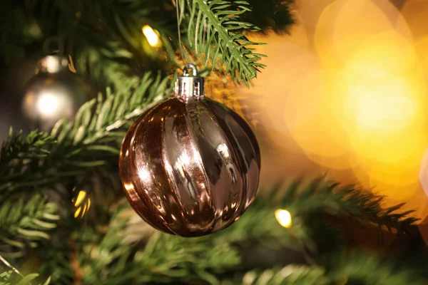 Schöne Glänzende Weihnachtsbaumkugel Die Weihnachtsbaum Vor Verschwommenen Lichtern Hängt Nahaufnahme — Stockfoto