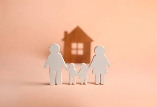 Figuren Von Familie Und Haus Auf Rosa Hintergrund — Stockfoto