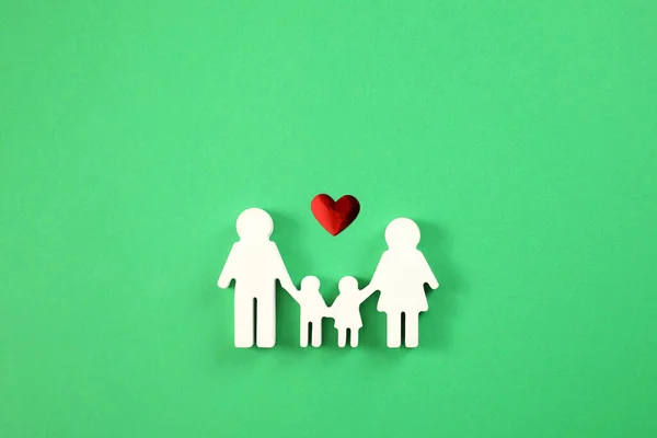 Figura Familiar Coração Vermelho Fundo Verde Flat Lay — Fotografia de Stock