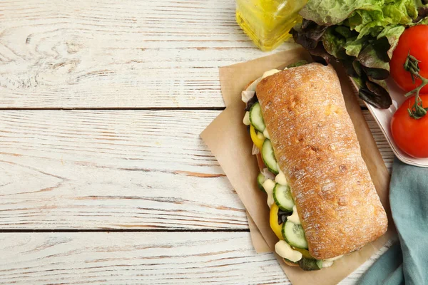 Heerlijk Broodje Met Groenten Ham Mayonaise Witte Houten Tafel Vlak — Stockfoto