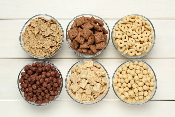 Diversi Cereali Prima Colazione Ciotole Vetro Tavolo Legno Bianco Posa — Foto Stock