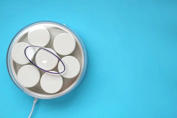 Modern Yoghurt Maker Med Burkar Ljusblå Bakgrund Ovanifrån Plats För — Stockfoto