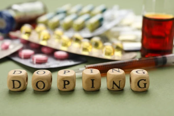 Kelime Doping Ile Ahşap Küpleri Yeşil Arka Planda Uyuşturucu Yakın — Stok fotoğraf