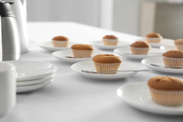 Molti Deliziosi Muffin Serviti Sul Tavolo Bianco Una Pausa Caffè — Foto Stock