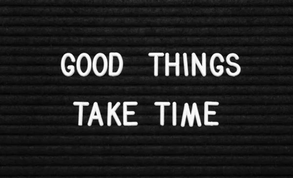 Черная Доска Мотивационной Цитатой Good Things Take Time Крупным Планом — стоковое фото
