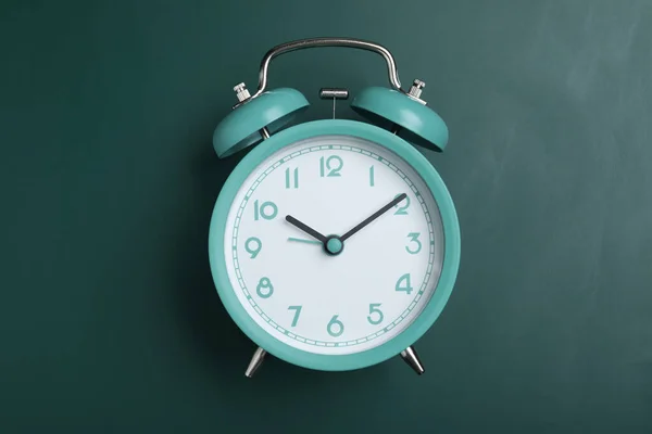 緑の黒板に目覚まし時計 トップビュー 学校の時間 — ストック写真